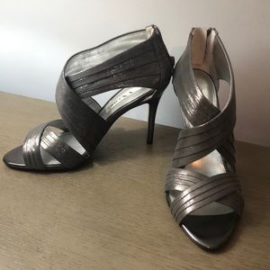Nina metallic open toe cross strap heel sz8